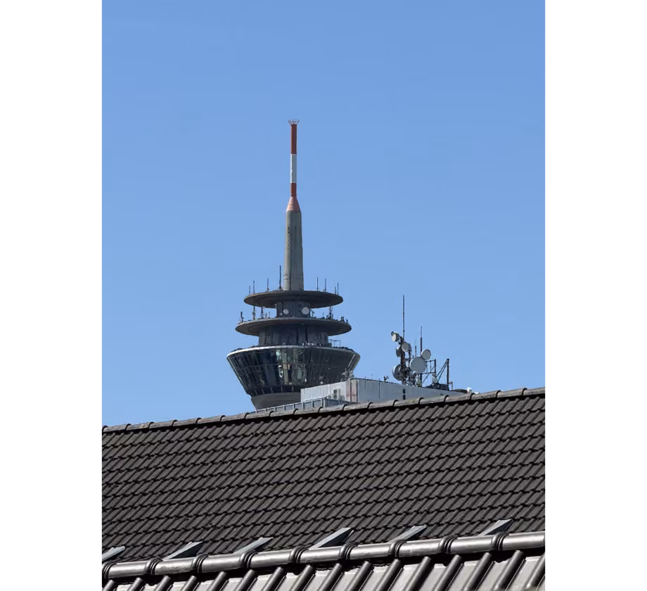 Fernsehturm Düsseldorf taucht hinter Dach auf