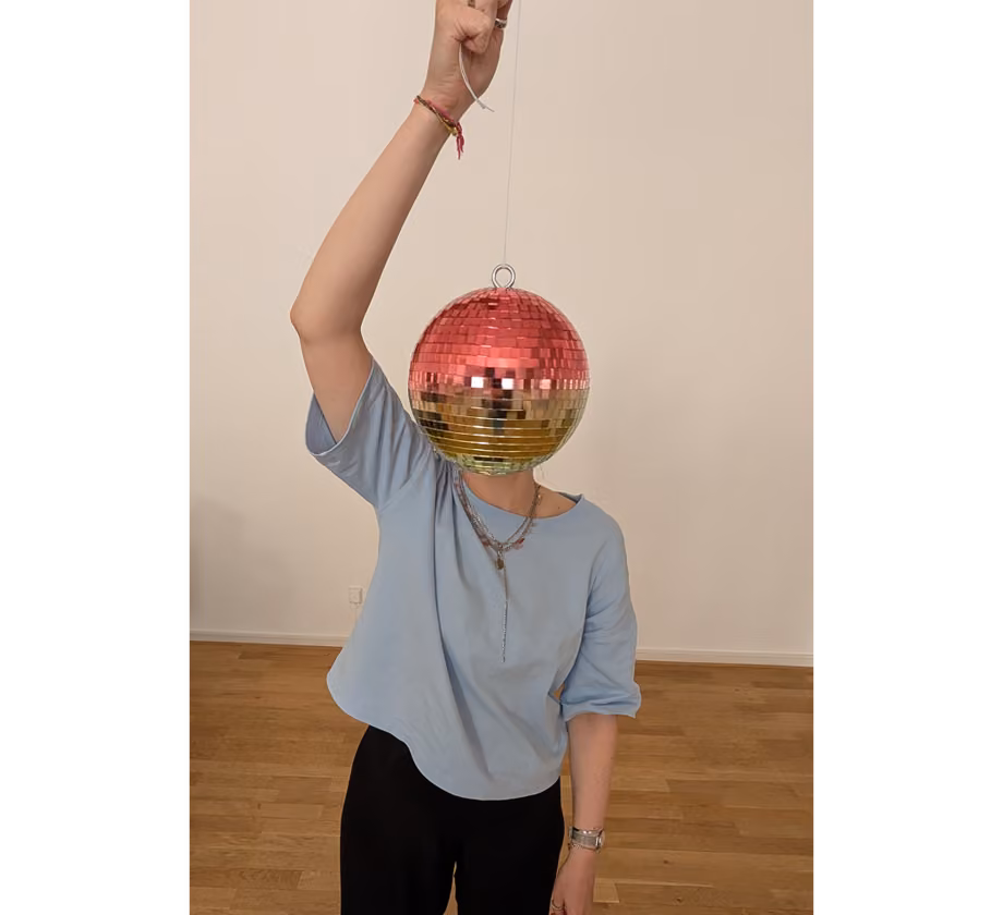 Person, die eine Diskokugel hält