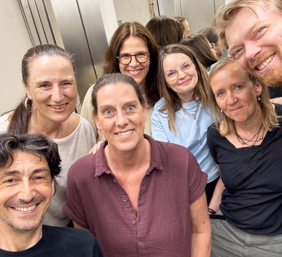 Gruppenbild im Aufzug von 7 Personen