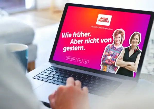 Radio Mixtape B2B Kampagne »Wie früher. Aber nicht von gestern.« auf einem Laptop-Screen