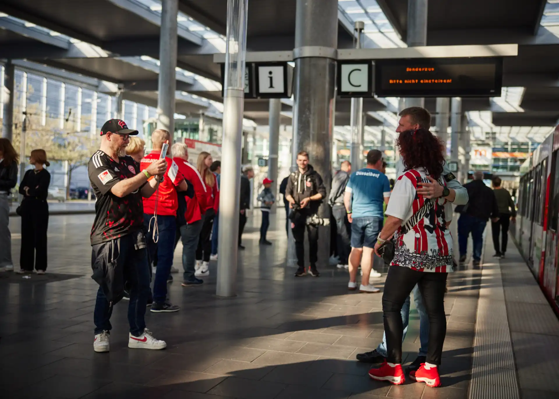 Fans vor Fortunabahn