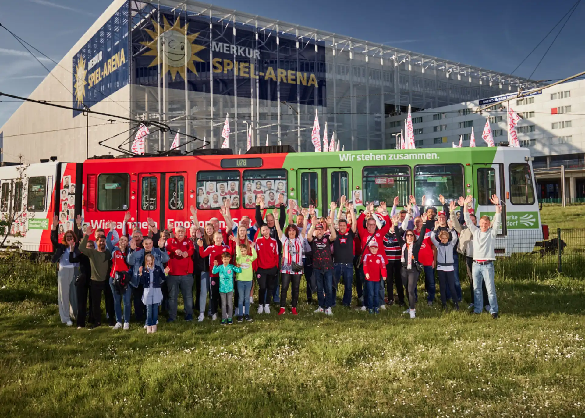 Fans vor Fortunabahn am Stadion