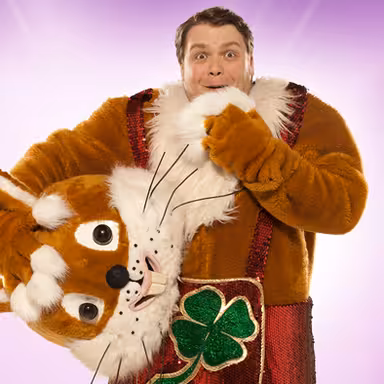 Mann in Hasenkostüm