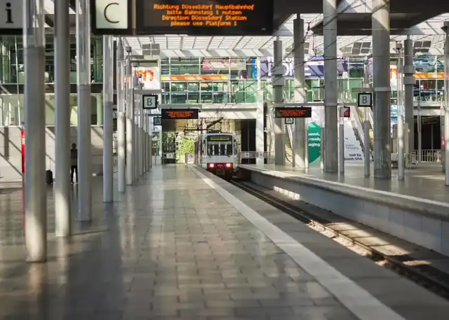 Fortunabahn fährt in Bahnhof ein