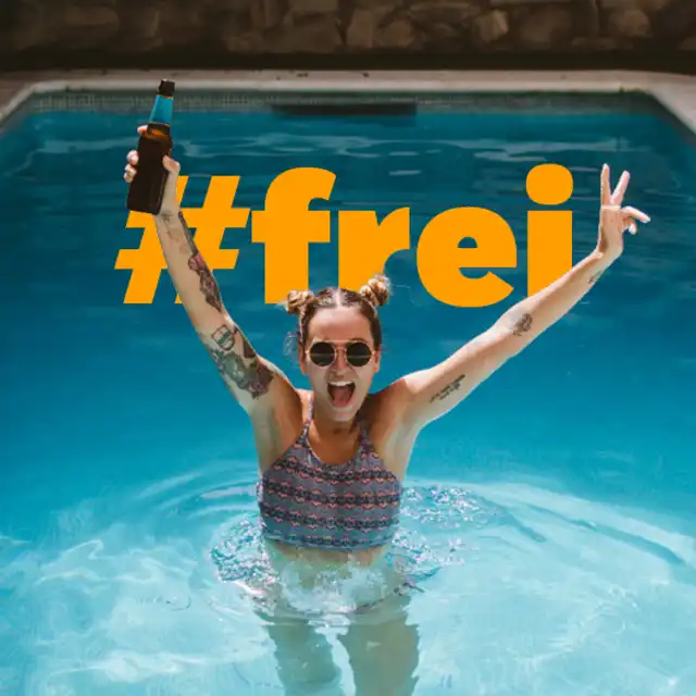 Eine Frau in einem Swimmingpool mit einer Flasche in der Hand