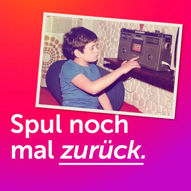 Eine Person vor einem kassettenrekorder, darunter der Schriftzug "Spul noch mal zurück."