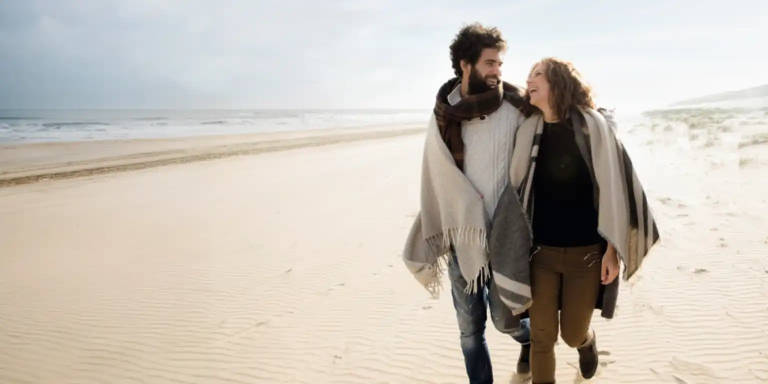 Elisen Park, Mann und Frau spazieren am Meer