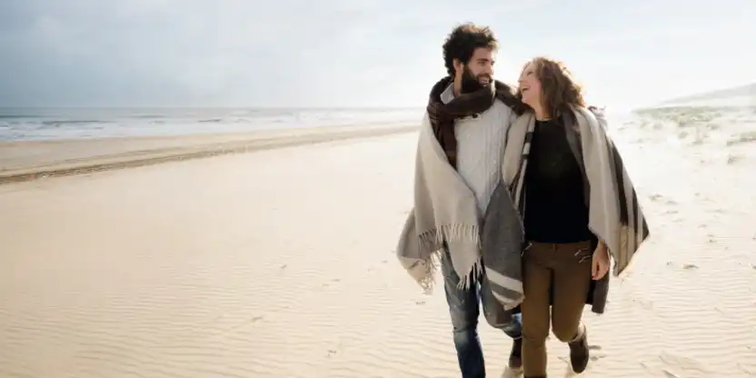 Elisen Park, Mann und Frau spazieren am Meer